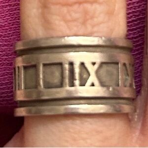 TIFFANY & CO. Atlas 1995 Roman Number SV
925 Ring - Size 6